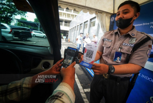 Warga melakukan Penukaran Uang secara Lantur (layanan tanpa turun) dengan menggunakan QRIS di halaman Kantor Perwakilan Bank Indonesia (BI) Provinsi Jawa Timur, di Surabaya, Jawa Timur, Sabtu, (25/3/2023). Untuk meningkatkan efisiensi dan keamanan transaksi penukaran, masyarakat yang akan menukar uang melalui perbankan dan layanan drive thru juga didorong untuk menggunakan QRIS dan EDC yang tersedia di loket. Adapun kuota penukaran maksimal senilai Rp3,8 juta untuk setiap penukar. Pada kick off SERAMBI 2023 ini. (foto: Julian Romadhon)