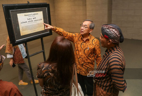 Director General Taipei Economic And Trade Office In Surabaya Isaac C Chiu saat melihat bingkai Aksara Lontara di Basement Alun Alun Surabaya, Jawa Timur, Jum'at 29 September 2023. Belasan tulisan aksara yang dipamerkan itu diantara sembilan aksara nusantara dan enam aksara Internasional. Aksara Nusantara berasal dari Jawa, Kawi, Batak, Sunda, Makassar/Bugis, hingga Bali. Sedangkan aksara Internasional yang ditampilkan seperti India, Taiwan, Tiongkok, Jepang, Thailand hingga Afghanistan. Pameran aksara tersebut sebagai bentuk memperkenalkan aksara yang ada di Nusantara hingga Dunia dalam memperingati Hari Aksara Internasional yang jatuh pada 26 September lalu. Pameran tersebut bertujuan mensosialisasikan tulisan aksara ke masyarakat khususnya generasi muda di Surabaya. (Moch Sahirol/Harian Disway) 