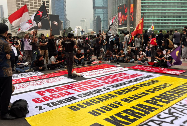 Ribuan Pendemo Tembus Bundaran HI: Bencana Makin Parah Hidup Makin Susah!