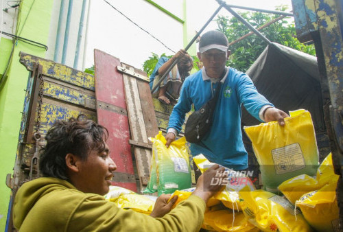 Pekerja saat menurunkan beras dari truk yang dijual di pasar murah di halaman Rusun Penjaringan Sari Surabaya Jawa Timur, Kamis 1 Februari 2024. Pasar murah yang digelar Dewan Ketahanan Pangan dan Pertanian (DKPP) Surabaya tersebut menjual sejumlah bahan pokok murah beberapa diantaranya telur ayam san beras medium dengan harga Rp. 51.500/5 kg dan premium dengan harga 69.500/5 kg. (Moch Sahirol/Harian Disway)