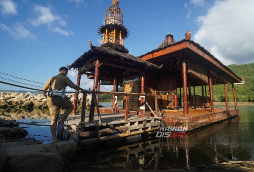 Suasana Masjid Apung yang terletak di pesisir kawasan Pantai Pancer Door, Desa Kembang Pacitan, Jawa Timur, Selasa, 12 September 2023. Masjid Apung dibangun sejak tahun 2019 yang diprakarsai Pimpinan Pondok Tremas KH Fuad Habib Dimyathi itu memiliki magnet tersendiri yang dijadikan sebagai wisata religi di muara Sungai Grindulu dan menarik wisatawan untuk mengunjungi Pantai Pancer Door. (Julian Romadhon/Harian Disway)

