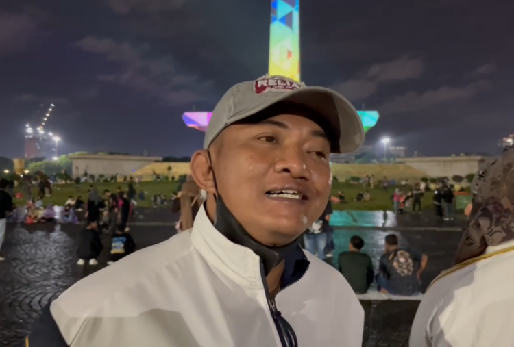 Basah Kuyup, Warga Jaktim dan Jakbar Ini Happy Lihat Pertunjukan Air Mancur Menari di Monas