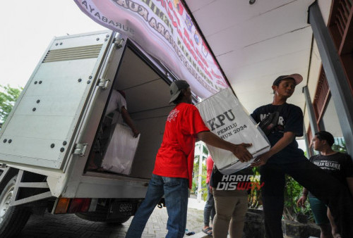 Pekerja memasukan kotak suara kedalam mobil box untuk didistribusikan di Kantor Kecamatan Sukomanunggal Surabaya, Jawa Timur, Selasa, 13 Februari 2024. Distribusi logistik Pemilu tersebut adalah bagian terakhir pendistribusian ke Panitia Pemilihan Kecamatan (PPK) untuk diteruskan kepada 286 TPS di wilayah itu melalui RW setempat. (Julian Romadhon/Harian Disway)
