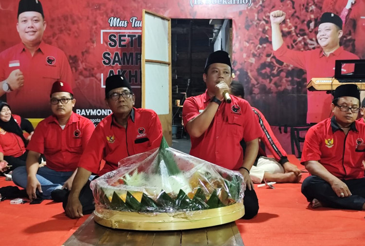 Pada Sambutannya, Ketua PDIP PAC waru  Raymond Tara Wahyudi mengajak agar para kader semakin Kokoh, Semakin Kuat  dan Solid. Sebagai bentuk sukur, Ketua PAC yang juga anggota legislative Kabupaten Sidoarjo itu memotong tumpeng dan beramah tamah dengan para kader yang hadir. 
Foto : Antony Hendrawan Untuk Harian Disway

