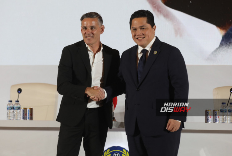 Ketum PSSI Erick Thohir (kanan) berjabat tangan dengan Pelatih Timnas Indonesia John Herdman (kiri) pada acara perkenalan pelatih baru Timnas Indonesia di Jakarta, Selasa (13/1/2026). PSSI resmi menunjuk John Herdman sebagai pelatih Timnas Indonesia, dengan rekam jejak kepelatihan internasional serta pengalaman membangun fondasi tim nasional dan klub level dunia sebagai upaya meningkatkan daya saing sepak bola Indonesia. HARITSAH ALMUDATSIR/HARIAN DISWAY