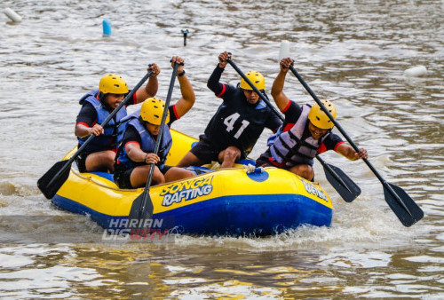 Peserta lomba Marines Obstacle Slalom saat bertanding dalam babak kualifikasi peserta putra di Monumen Kapal Selam Jl. Pemuda, Surabaya, Jawa Timur. Jumat (10/3/2023). Marines Rubber Boat Race and Obstacle Slalom yang diikuti sebanyak 74 peserta dari TNI dan Polri tersebut untuk memperingati hari jadi Pasmar 2 yang ke-22 dan digelar dari tanggal 10-11 Maret 2023. (Foto: Moch Sahirol Layeli)