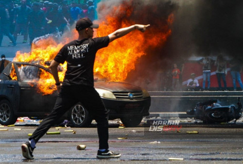 Pengunjuk rasa berupaya menerobos barikade personel kepolisian saat simulasi pengamanan Pilkada di lapangan Kodam V Brawijaya Surabaya, Jawa Timur, Selasa, 17 Oktober 2023. Simulasi Sistem Pengamanan Kota (Sispamkota) tersebut dilakukan untuk meningkatkan kesiapan para petugas yang terlibat dalam Operasi Mantap Brata Semeru 2023-2024 dalam menangani gangguan keamanan selama pelaksanaan tahapan Pemilu 2024. (Moch Sahirol/Harian Disway)