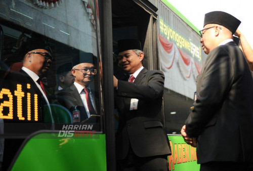 Bank Indonesia Kantor Perwakilan Jawa Timur (BI Jatim) meluncurkan promo QRIS di Hari Ulang Tahun (HUT) RI ke-78, di halaman kantor BI Jatim, Jalan Pahlawan, Surabaya, Jawa Timur, Kamis, 17 Agustus 2023. Peluncuran promo QRIS ini adalah dengan membayar Rp78, bagi penumpang angkutan umum seperti Suroboyo Bus, Bus Trans Jatim, dan Wirawiri Suroboyo untuk keliling kota Surabaya. (Julian Romadhon/Harian Disway)

