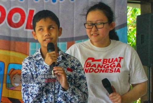 Penyandang tuna netra bermain Angklung dan bernyanyi saat digelarnya kegiatan untuk memperingati hari musik yang bertema Senandung Dalam Kesetaraan di Yayasan Pendidikan Anak-anak Buta (YPAB) Surabaya, Jawa Timur, Senin (6/3/2023).
Aksi Cinta Indonesia (ACI) dan Yayasan Pendidikan Anak-anak Buta (YPAB) Surabaya meakukan kegiatan bermain alat musik serta bernyanyi bersama tersebut untuk menyambut Hari Musik Nasional. (foto: Ismail Haikal)