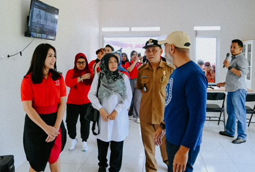 Nuranisa Putri Matahari selaku Head of Community Investment Prudential Indonesia bersama Koordinator Posko Jenggala, Kepala Desa dan Perwakilan Kecamatan
berkeliling di perpustakaan Desa Sukamulya, Cianjur, Jawa Barat, pada upacara serah terima dan peresmian perpustakaan di wilayah tersebut.