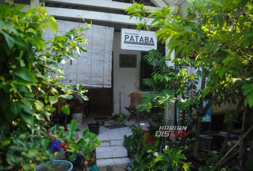 Setiap hujan deras mengguyur, halaman rumah yang dipenuhi rumput liar itu selalu tergenang air. Atap rumahnya bocor di mana-mana, termasuk di dapur. Di rumah itu terpajang sejumlah foto-foto yang mengabadikan Pram dan Soes.? Soes mengatakan, di rumah itu juga ada kamar Pram yang masih dirawatnya. Di Kamar Pram itu ada buku-buku lama yang tertata di rak di dinding. Ada juga kasur tipis berseprai. ? Kamar Pram itu memang sengaja dijaga seperti aslinya untuk menerima para tamu yang ingin mengenang kehidupan Pram. Kondisinya, ya seadanya. (Julian Romadhon/Harian Disway)