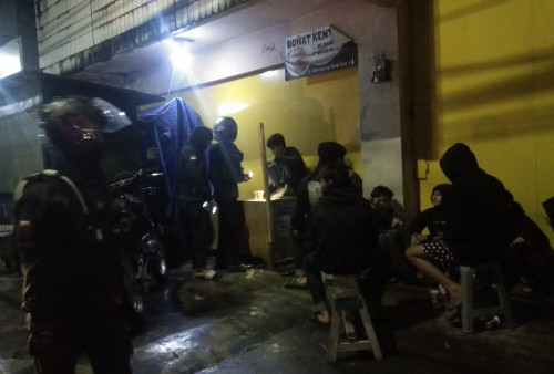 Polisi Bubarkan Remaja yang Nongkrong sambil Minum Miras di Jalan Galunggung