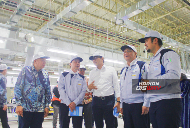 ( 2Dari kiri) Director DIID Budi Mulia, Direktur Industri Elektronik dan Telematika Priyadi Adi Nugroho ( kanan) , Wakil Menteri Perindustrian Faisol Riza, dan President Director PT Daikin Industries Indonesia (DIID) Khamhaeng Boonthavee meninjau pabrik AC full-scale pertama di Indonesia yang merupakan pabrik PT Daikin Industries Indonesia (DIID), berlokasi di Greendland International Industrial Center, Cikarang, Jawa Barat, Kamis (12/12/2024). - Raka Denny / Harian Disway 