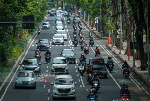 Suasana di Jalan Raya Darmo ramai menuju pusat Kota, Surabaya, Jawa Timur, Minggu (1/5) yang terpantau ramai lancar di H-1 Hari Raya Idul Fitri 2022. Foto: Faizal Pamungkas
