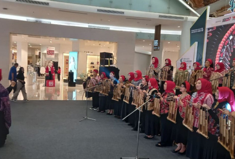 La Femina Unjuk Gigi di Surabaya Tourism Awards 2026, Hadirkan Lagu Kekinian dalam Alunan Angklung 