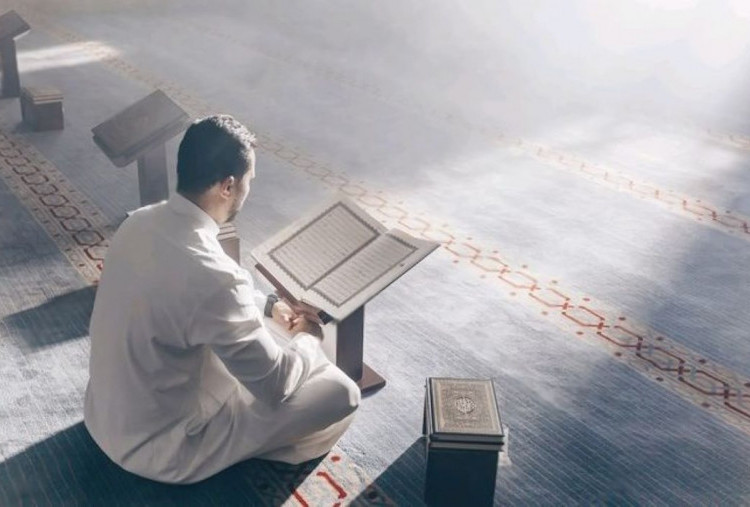 6 Tip Menjaga Kesehatan Mata dan Tulang Belakang saat Tadarus Al-Qur’an Lama pada Malam Lailatul Qadar
