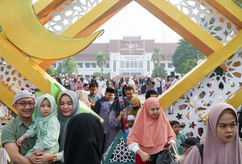 Umat Islam di seluruh Indonesia merayakan hari raya Idul Fitri 1445 Hijriah dengan penuh suka cita setelah pemerintah menetapkan bahwa 1 Syawal 1445 Hijriah jatuh pada Rabu, 10 April. (Teddy Insani/Harian Disway)
