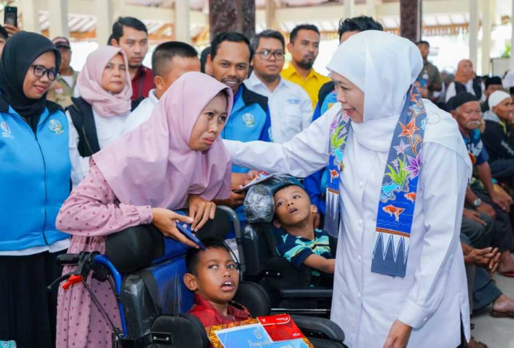 Gubernur Khofifah Salurkan Bansos Rp 12,9 Miliar di Bondowoso