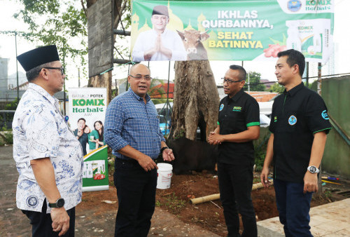 Dari ki-ka : Direktur Peran Serta Masyarakat BNN, Drs. Yuki Ruchimat, M.Si. dan Deputi Bidang Pemberdayaan Masyarakat BNN RI Drs. Heri Maryadi, M.M. menerima secara simbolis hewan kurban berupa Sapi Limosin dari KOMIX Herbal yang diserahkan Head of Marketing PT. Bintang Toedjoe Arwin Nugraha Hutasoit dan Head of Brand PT. Bintang Toedjoe Andry Mahyudi. 