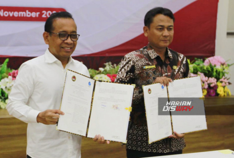 Menko PMK Pratikno (kiri) bersama Kepala Badan Informasi Geospasial (BIG) Muh. Aris Marfai dalam acara penandatanganan MoU Kemenko PMK dengan BIG, di Jakarta, Selasa (12/11/2024)