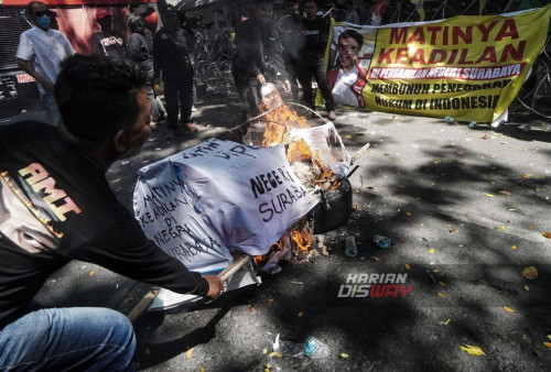 Kehadiran massa dimulai sekitar pukul 09.55 WIB. Setibanya di depan PN Surabaya, massa langsung memblokade jalan raya hingga pukul 10.05 WIB, menyebabkan lalu lintas terhenti sementara. Aksi blokade ini segera dibubarkan oleh petugas kepolisian, namun massa tetap melanjutkan aksi mereka dengan berorasi di depan gedung pengadilan.