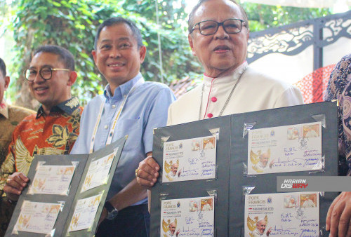 Uskup Agung Ignatius Kardinal Suharyo Hardjoatmodjo dan Ketua Panitia Pelaksana Kunjungan Paus ke Indonesia Ignasius Jonan saat peluncuran Perangko seri Kunjungan Apostolik Paus Fransiskus ke Indonesia itu dilakukan oleh Kominfo dan Pos Indonesia di Plaza Maria, Katedral Jakarta, Senin (2/9/2024).