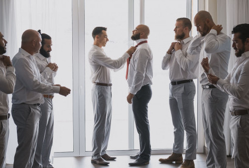 Mengenal Groomsmen, Pengertian, Tugas Hingga Perbedaan dengan Bridesmaid dan 'Pasukan Batik'