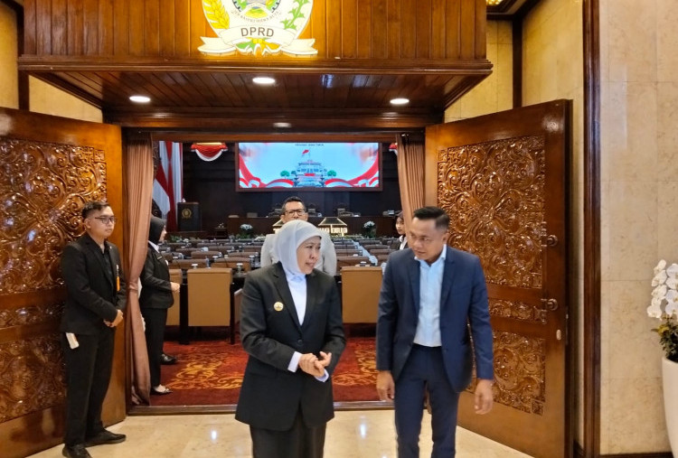 Khofifah Setujui Pencabutan 5 Perda di Jawa Timur 