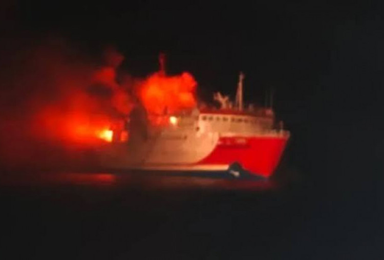 KMP Putri Yasmin Terbakar di Perairan Lombok, Penumpang Dievakuasi