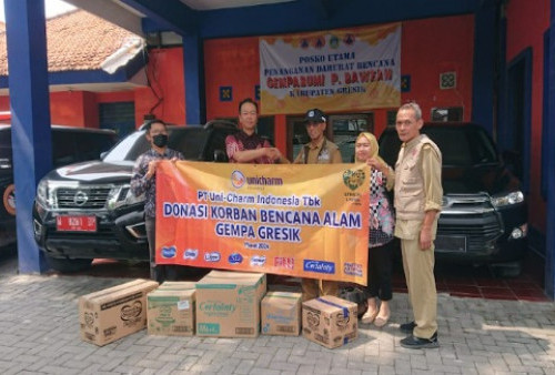 Uni-Charm Indonesia Berikan Donasi Untuk Korban Bencana Alam di Jawa Timur