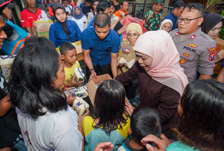 Khofifah Tinjau Banjir di Waru, Bagikan Sembako Untuk Warga 