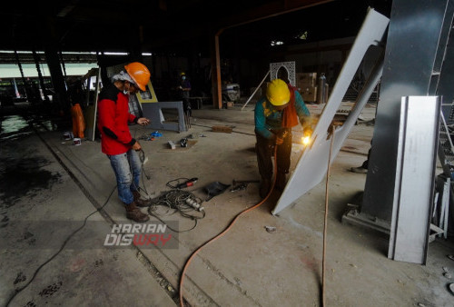 Sejumlah teknisi melakukan proses perbaikan pintu kereta api di Balai Yasa Surabaya Gubeng, Surabaya, Jawa Timur, Rabu (5/4/2023). Sebanyak 195 kereta api dalam perawatan di UPT Balai Yasa Surabaya Gubeng yang dikerjakan sebanyak 265 teknisi itu untuk mendukung Angkutan Lebaran 2023. (foto: Julian Romadhon)