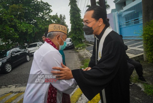 Pendeta GKI Dasa, Andri Purnawan menyambut kehadiran perwakilan dari Lintas Agama di depan GKI Dasa, Surabaya, Jawa Timur, Minggu (25/12/2022). Nuansa toleransi mewarnai perayaan Ibadah Natal 2022 di Gereja Kristen Indonesia (GKI) Darmo Satelit (Dasa). Berbagai unsur organiasi keagamaan juga organisasi masyarakat terlibat dalam dalam ibadah perayaan natal.