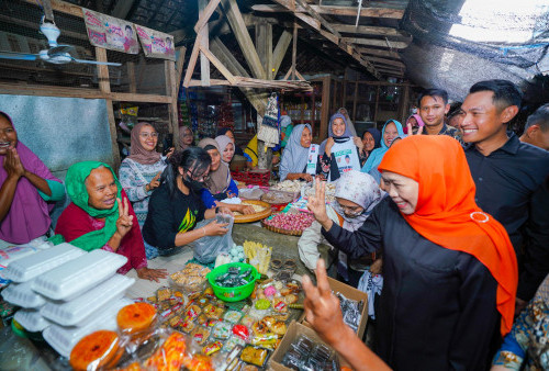 Khofifah Bareng Cabup Tuban Aditya Halindra Sapa Pedagang Pasar  