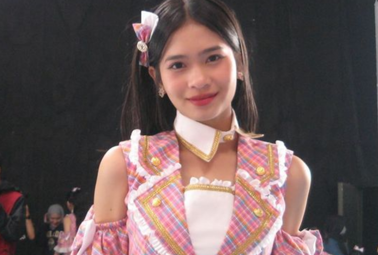 Heboh Foto Diduga Flora JKT48 Dipangku Cowok, Kakak Azizi Asadel Ikut Terseret