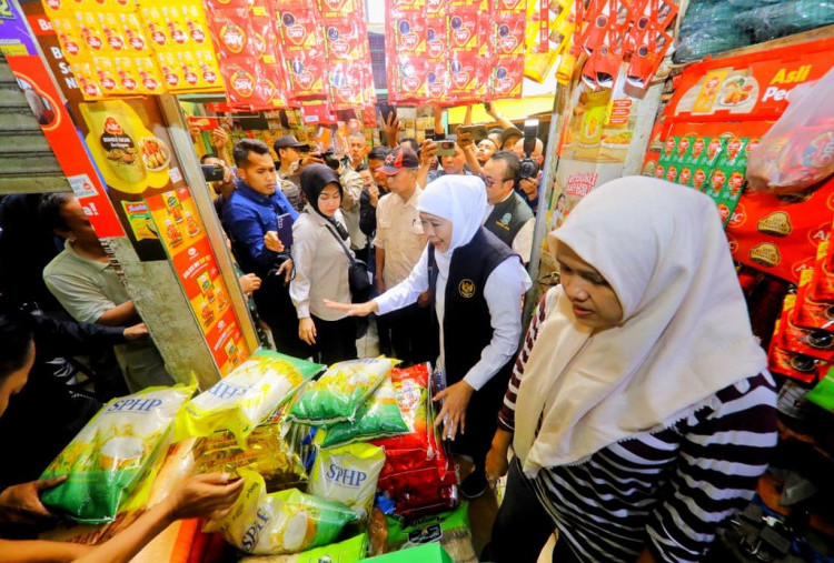 Blusukan Pasar Soponyono, Gubernur Khofifah Pastikan Ketersediaan dan Harga Beras Medium Terjangkau