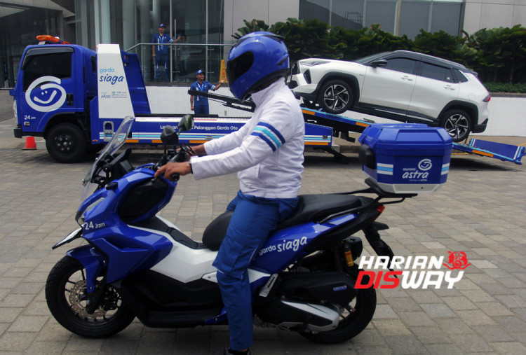 Setelah berada di atas bak derek, kendaraan diamankan agar tetap stabil dan tidak bergeser selama perjalanan hingga tiba di lokasi tujuan. Pembaruan armada ini dilakukan untuk menyesuaikan kebutuhan evakuasi seiring perkembangan teknologi kendaraan. (Foto: Raka Denny/Harian Disway)