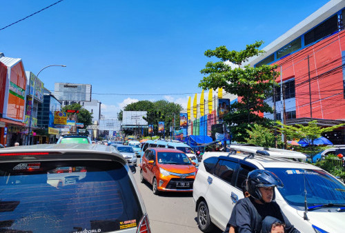 Warga Cirebon Padati Pusat Perbelanjaan, Pemudik Meningkat Memasuki Pintu Tol Palikanci