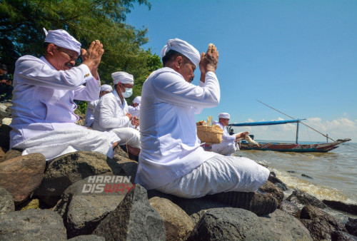 Pandita membacakan doa sebelum melakukan pelarungan sesaji di pantai Kenjeran, Surabaya, Jawa Timur, Minggu (19/3/2023). Upacara Melasti bertujuan menyucikan diri dan alam tersebut dilakukan untuk menyambut Hari Raya Nyepi Tahun Baru Saka 1945 yang jatuh pada Rabu (22/3). (foto: Andika Bagus Priambodo)