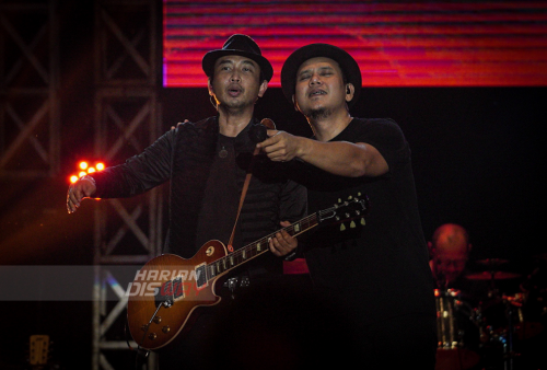 Grup musik Padi Reborn menghibur penggemarnya saat tampil pada Navy Jazz Traffic Festival di Lawang, Malang, Jawa Timur, Sabtu (14/5) malam. Tujuan digelarnya Festival Music yang bertajuk Navy Jazz Traffic Festival (NJTF) pada tahun 2022 di Jawa Timur yang berskala nasional adalah untuk membangkitkan kembali industri musik dan sektor ekonomi kerakyatan yang sempat terpuruk akibat sebaran virus pandemi Covid-19 yang melanda Indonesia khususnya Provinsi Jawa Timur. Foto: Julian Romadhon