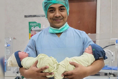 Selamat, Ustaz Riza Muhammad dan Indri Giana Dikaruniai Anak Kembar Laki-laki, Lucu-lucu Banget!