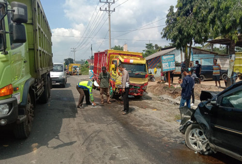 Nyalib, Avanza Adu Kambing vs Truck Batu