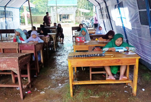 Apa Kita Tidak Miris? Murid SDN Bojongkapol, Bojonggambir, Tasikmalaya Belajar di Tenda Darurat Seperti Ini 