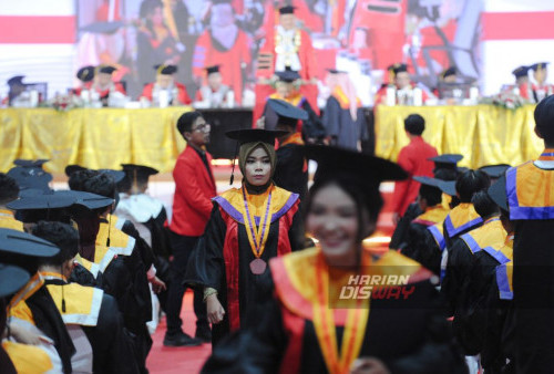 Wisuda ke-128 Universitas 17 Agustus 1945 Surabaya tidak hanya menjadi momen untuk merayakan pencapaian akademik para wisudawan, tetapi juga sebagai bukti komitmen universitas dalam mencetak generasi yang unggul dan berkualitas. Dengan semangat dan pengetahuan yang mereka miliki, para wisudawan diharapkan mampu menghadapi tantangan di masa depan dan menjadi agen perubahan yang positif dalam masyarakat. (Julian Romadhon/Harian Disway)