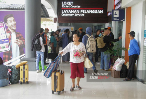 Antrean Penumpang KAI Batal Berangkat Dampak KA Pandalungan Anjlok