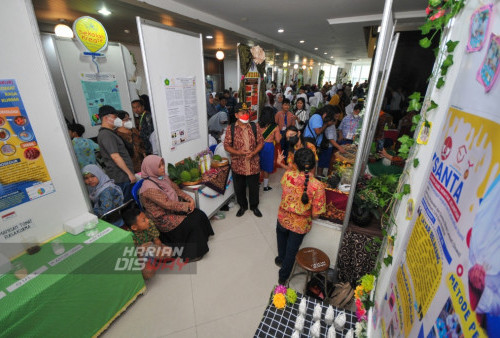 Sejumlah pelajar mengunjungi lomba penelitian tingkat SD dan SMP se-Kota Surabaya di Balai Pemuda Surabaya, Jawa Timur, Rabu (3/5/2023). Museum Rekor Dunia Indonesia (MURI) kembali menganugerahkan piagam penghargaan MURI kepada Wali Kota Surabaya Eri Cahyadi. kali ini Piagam Penghargaan MURI itu atas rekor Pemrakarsa dan Penyelenggara Lomba Penelitian Terbanyak Tingkat SD dan SMP dengan peserta 2002 pelajar dan hasil penelitian sebanyak 1001 judul penelitian. (foto: Julian Romadhon)