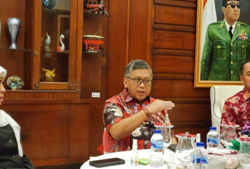 Hasto Beri Sinyal PDIP Usung Khofifah dalam Pilgub Jatim 2024