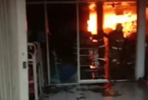 Sebuah Minimarket di Tebet Kebakaran Hebat, Damkar Terjunkan 18 Unit Pemadam dan 80 Personil