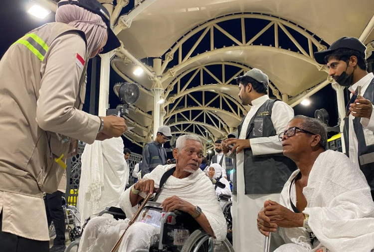 Petugas PPIH Sigap Layani Jemaah Lansia dan Disabilitas di Terminal Sib Amir