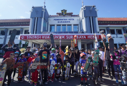 Sebanyak 500 Skateboarder mengikuti pawai dari Taman Surya hingga Skatepark Surabaya, Jawa Timur, Selasa 21 Juni 2022. Sebanyak 500 Skateboarder tersebut melakukan konvoi untuk memperingati Skateboard World Day 2022. 